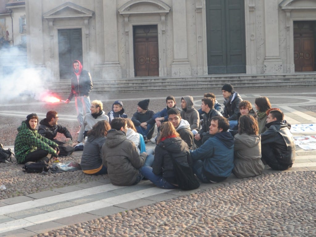 Protesta studenti: in sessanta per l’assemblea in piazza tra striscioni, fumogeni e polenta