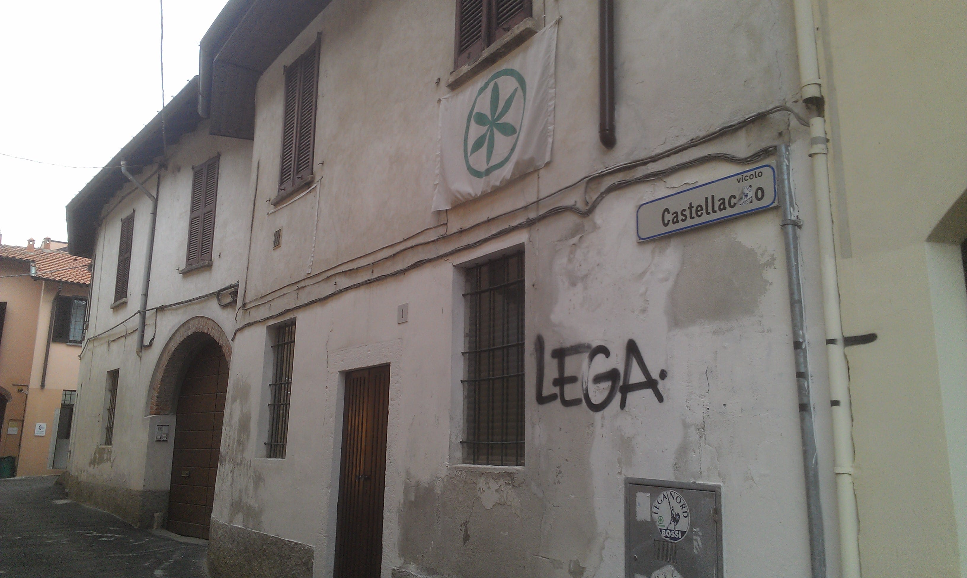 Vandali alla sede Lega Nord: foto e commenti