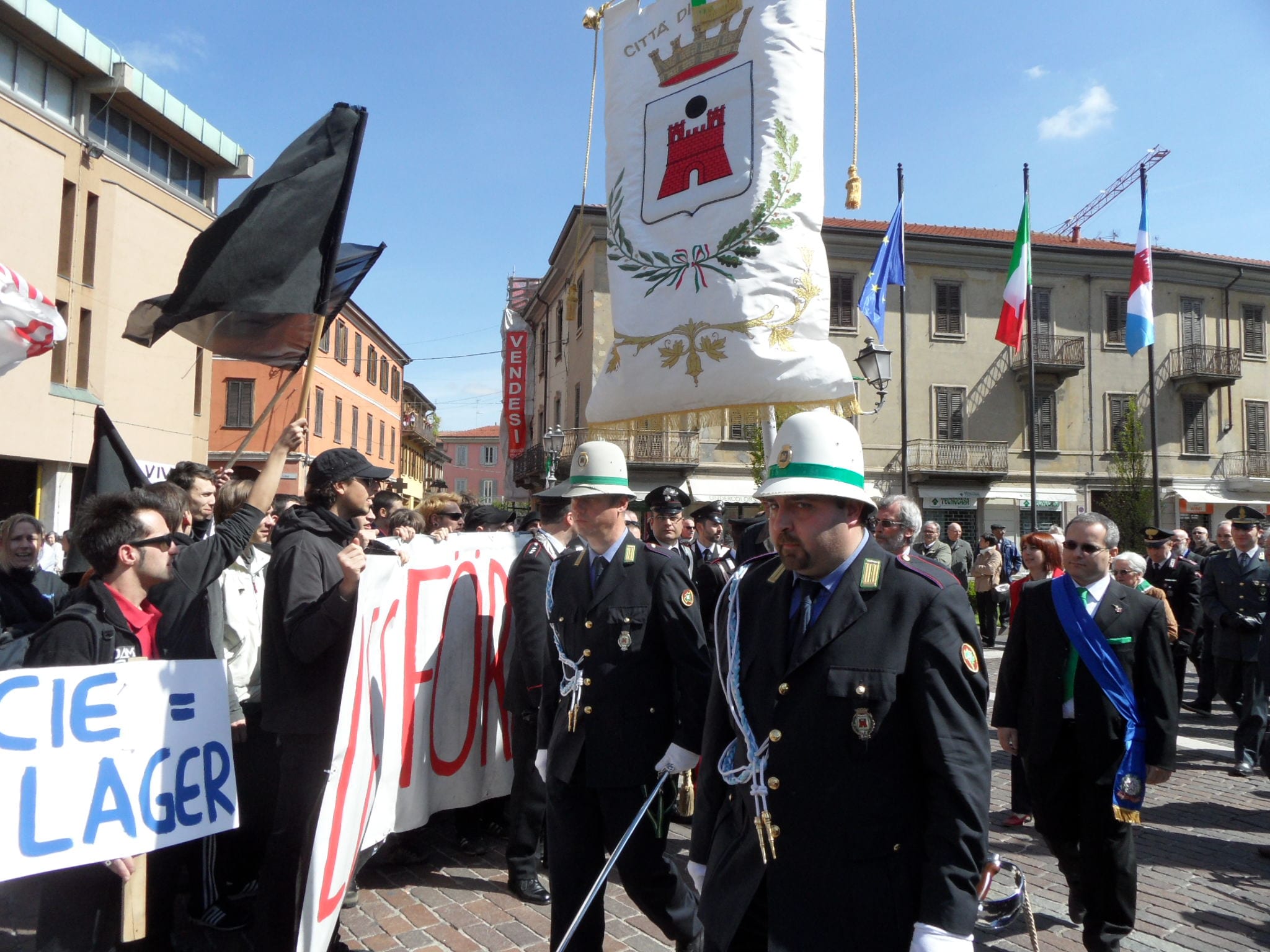 25 Aprile, Telos in piazza “contro l’ipocrisia di chi taglia l’acqua e sfratta”