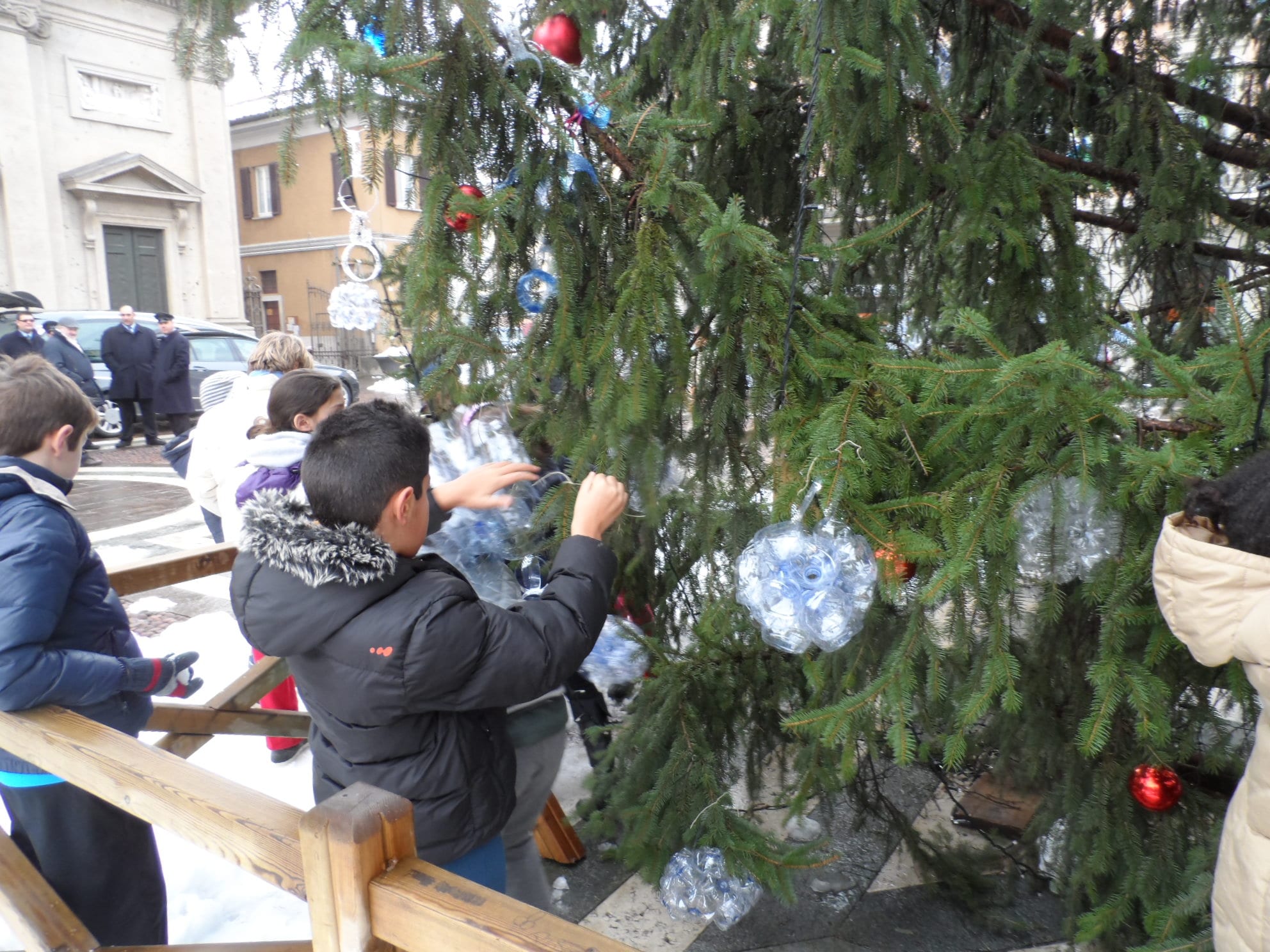 Gli alunni della Rodari addobbano l’albero di Natale