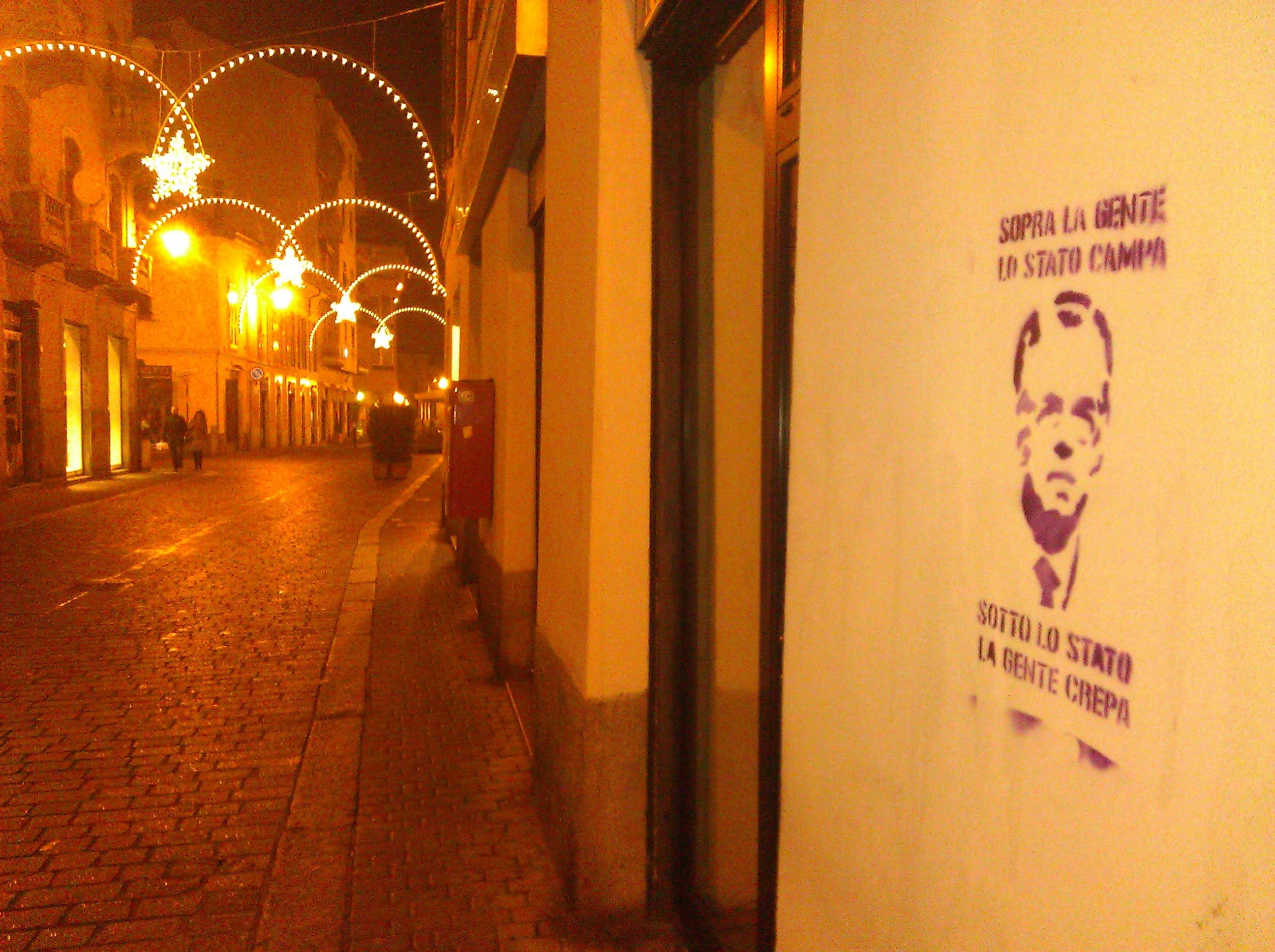 Sui muri di Saronno stencil contro Mario Monti