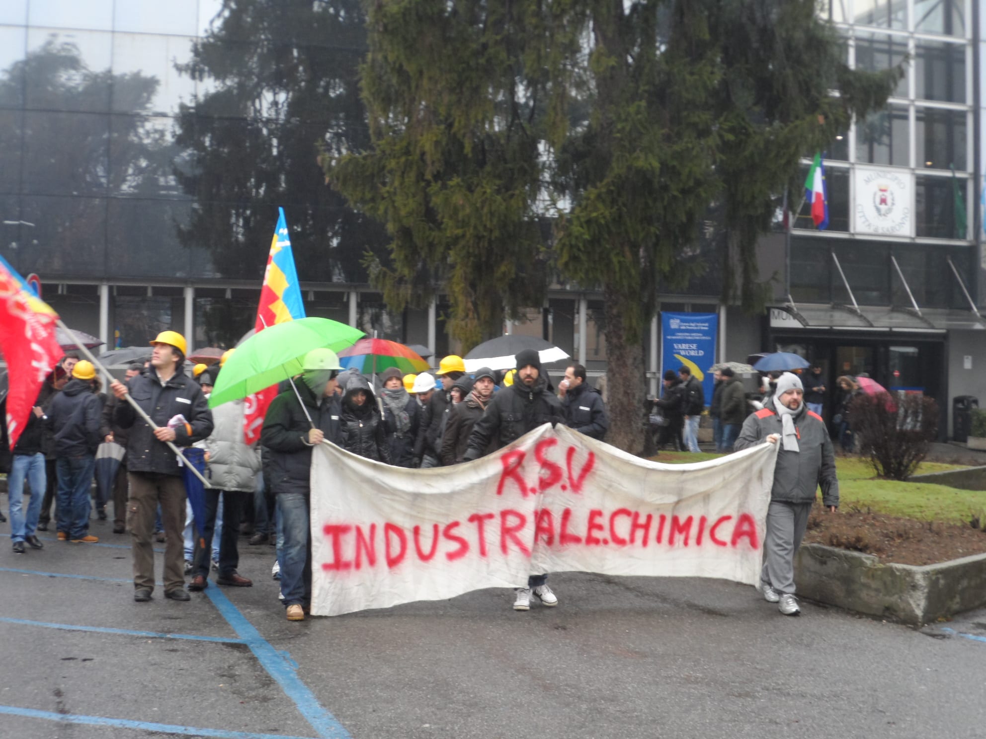 Industriale Chimica: operai in marcia sul Municipio per salvare 63 posti di lavoro