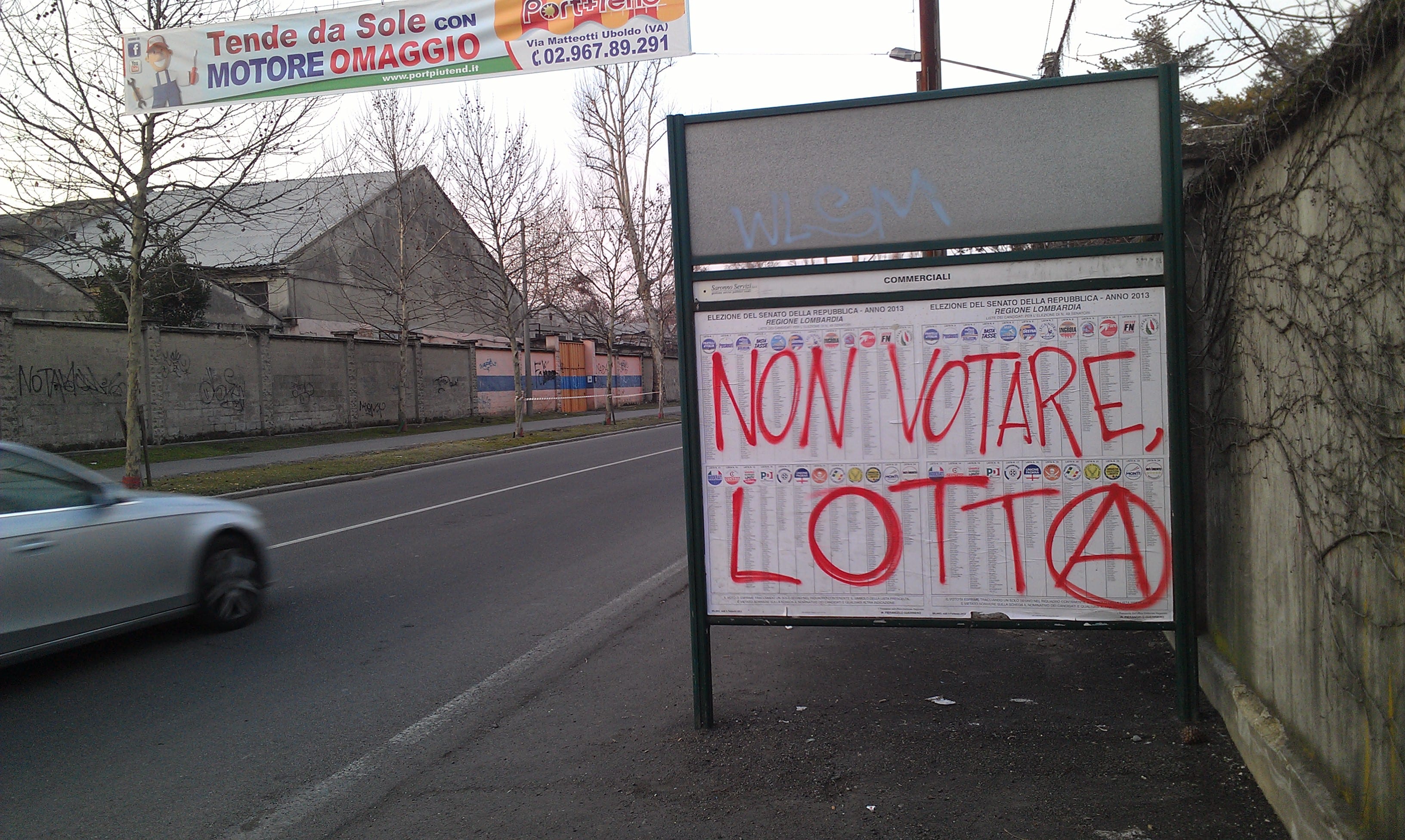 Via Milano, raid contro i cartelli elettorali