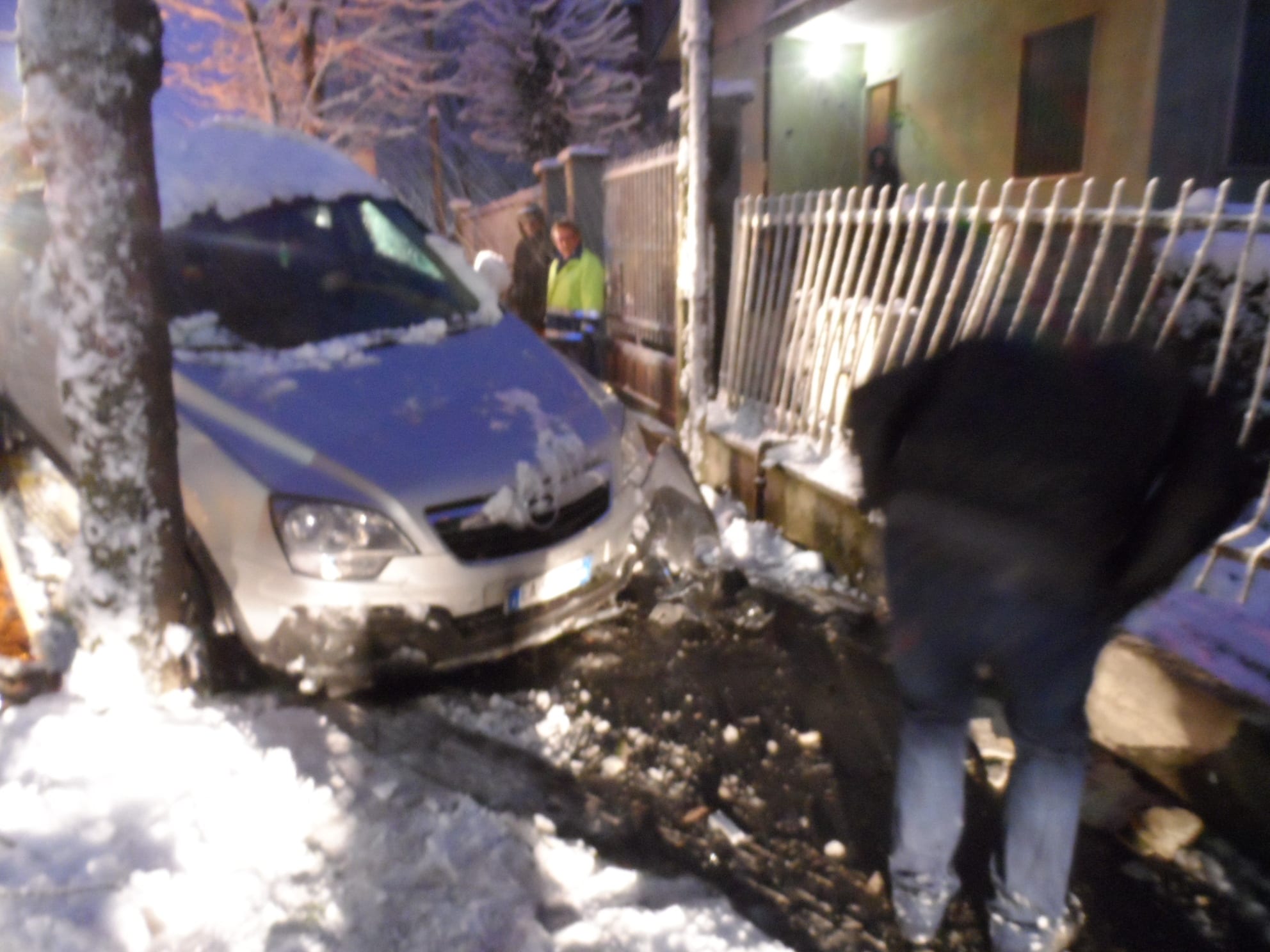 Neve: Suv si schianta in via Roma; due all’ospedale per cadute