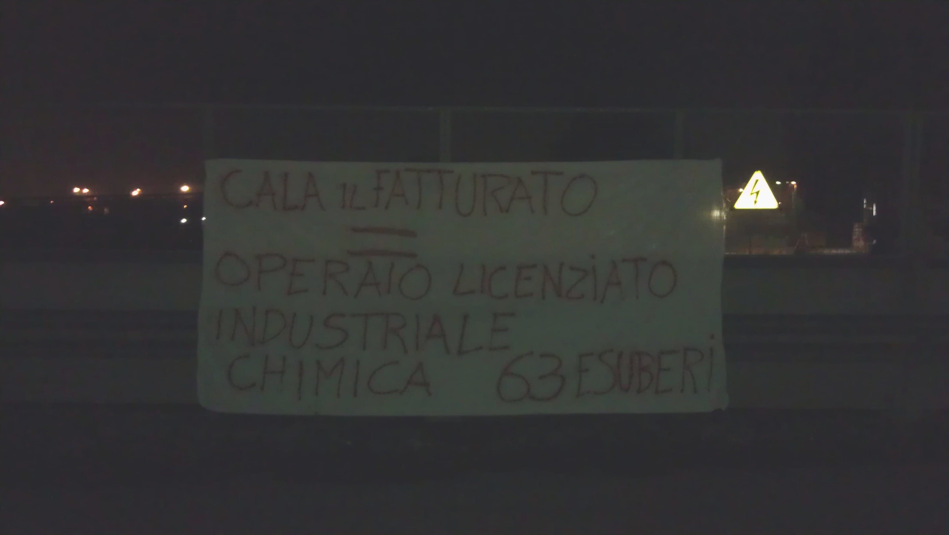 Industriale chimica: striscioni solidali sulla Monza-Saronno