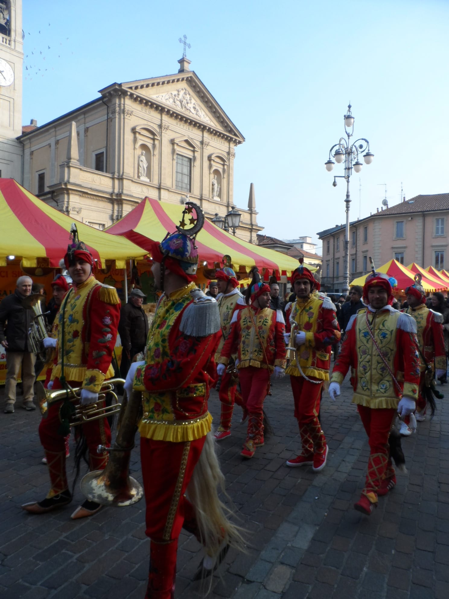 I Siciliani colorano e animano la città degli amaretti