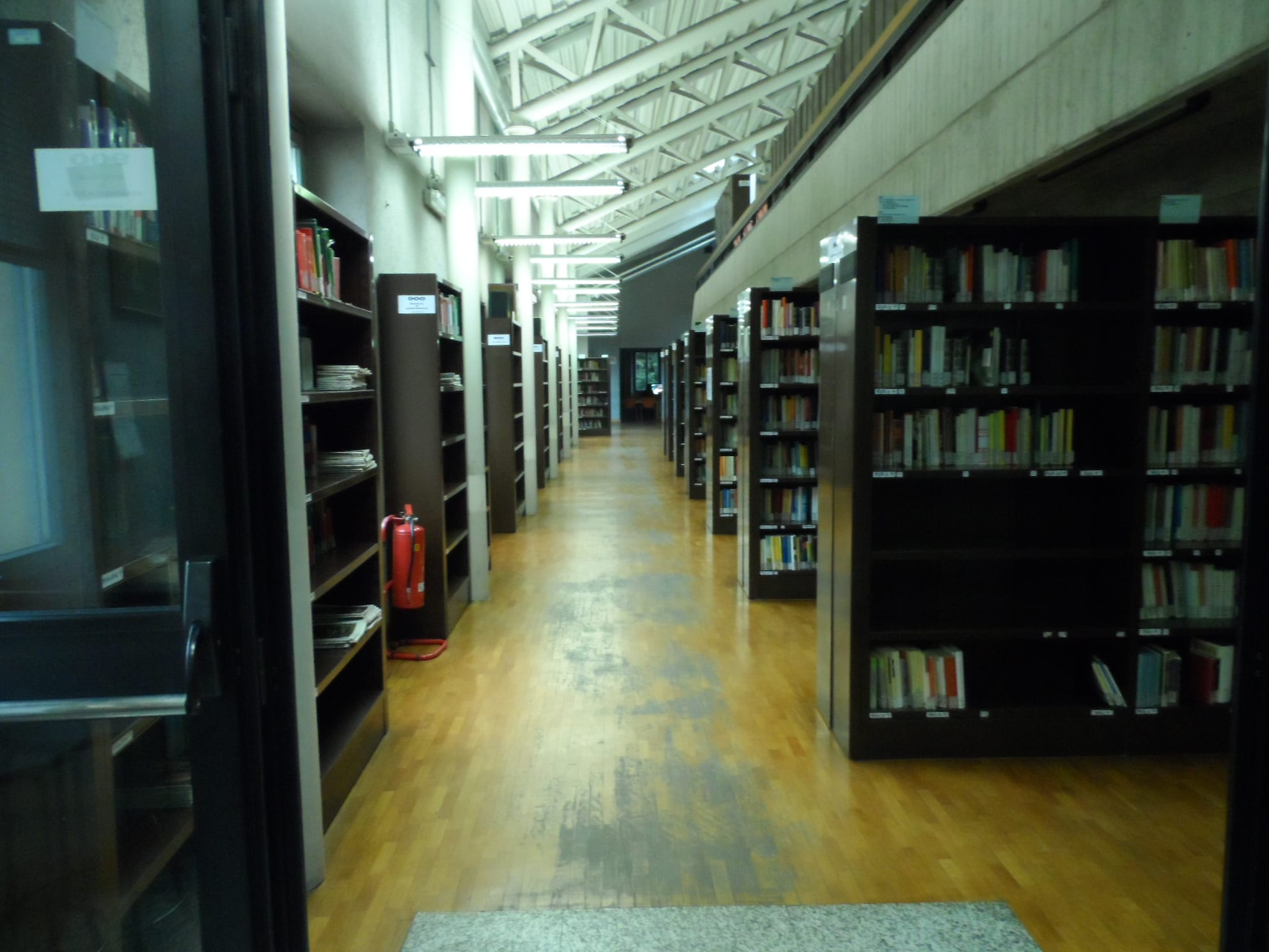 Cantiere in biblioteca: manutenzione pulizia del parquet
