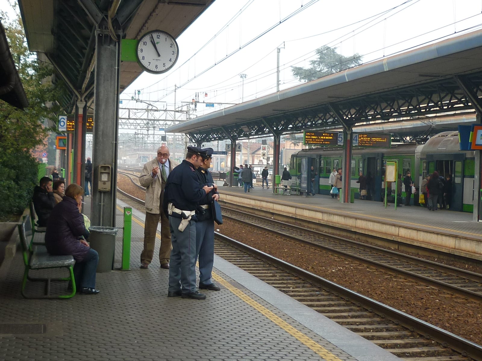 Giovane sotto il treno, rallentamenti e cancellazioni sulla Milano-Saronno