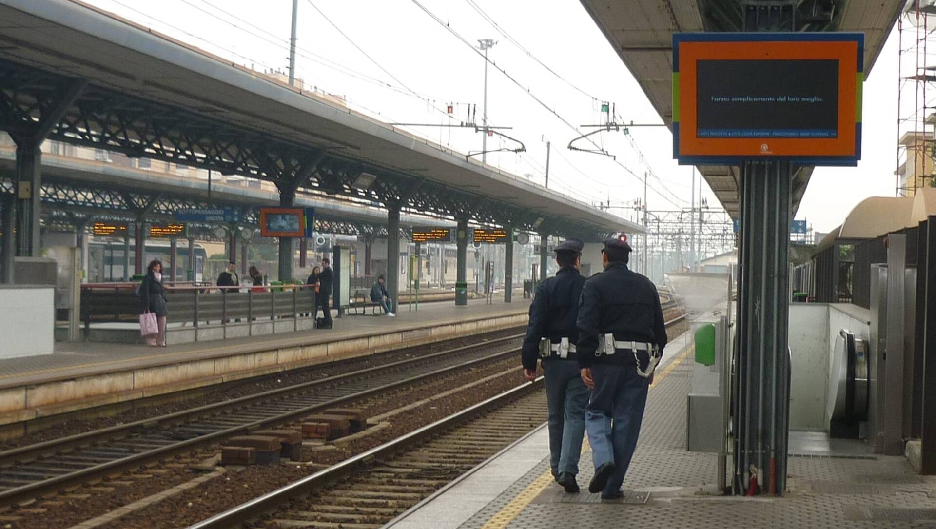 Avvicinato a Saronno centro, aggredito in treno: si cercano tre stranieri