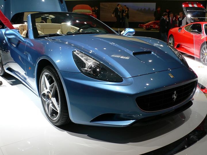 Ferrari in convention a Saronno: i bolidi sfilano in centro città