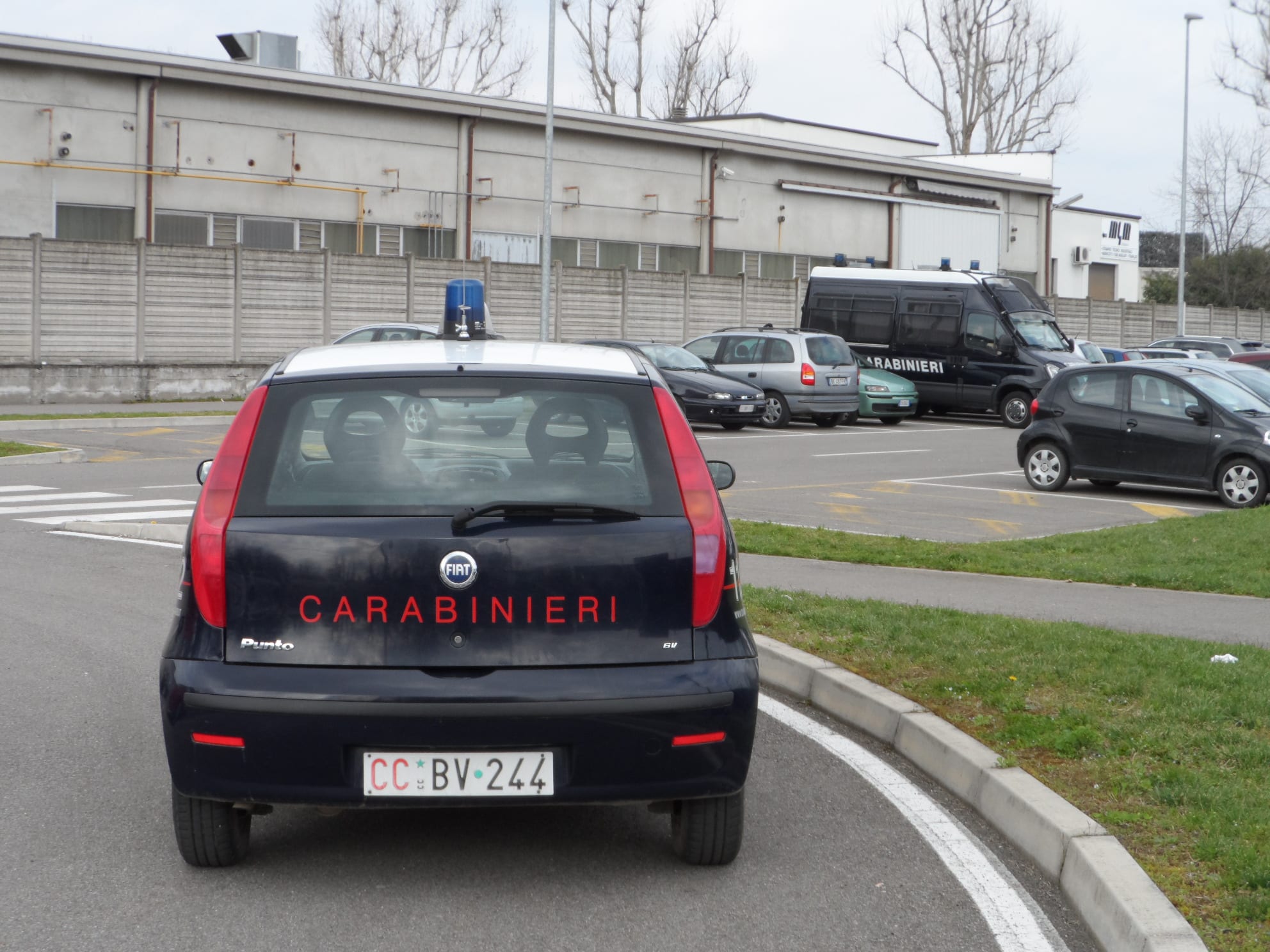 Carabinieri al campo nomadi: un arresto