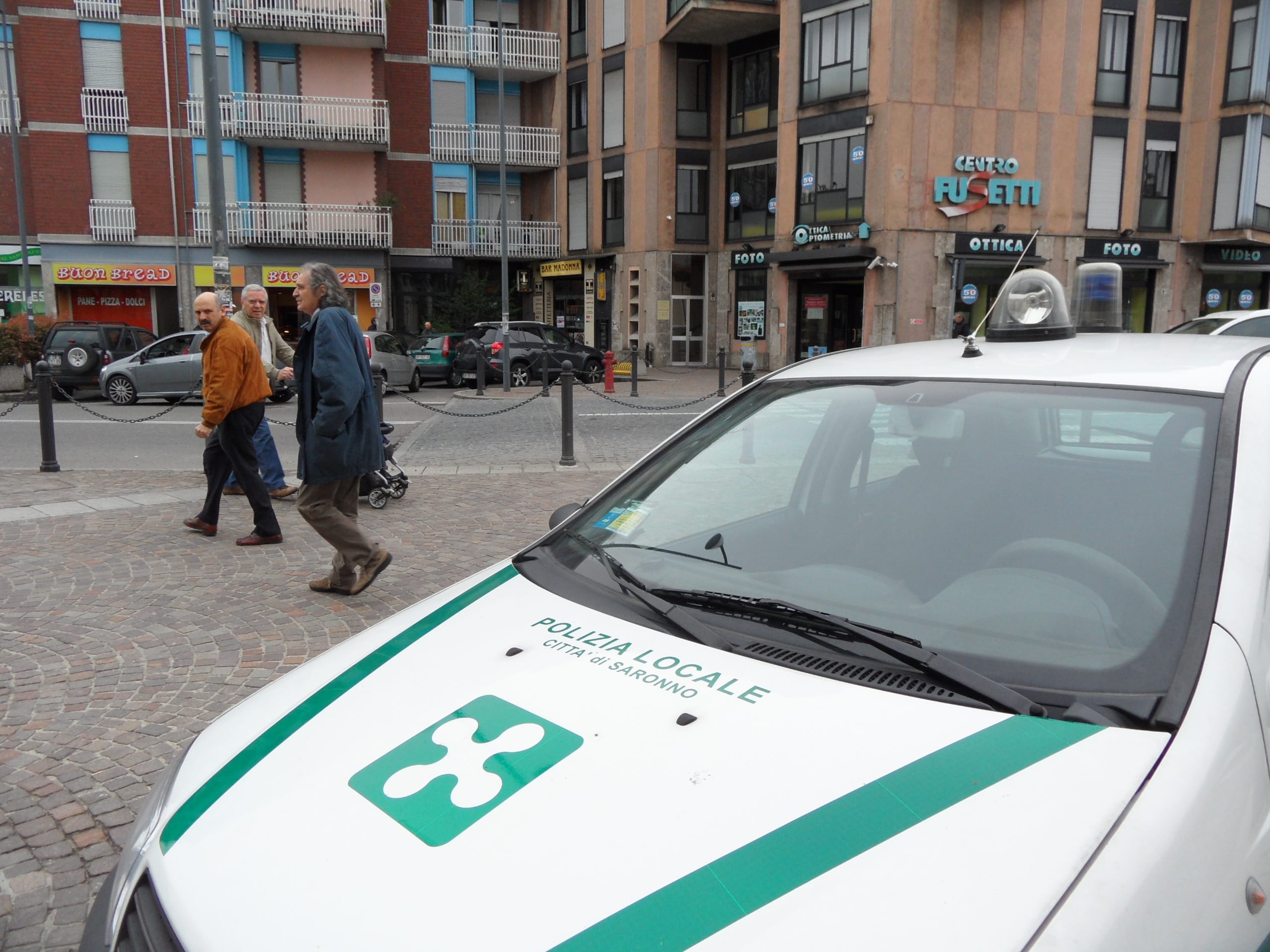 Seicento euro di multa al “datato” motorino posteggiato sul marciapiede