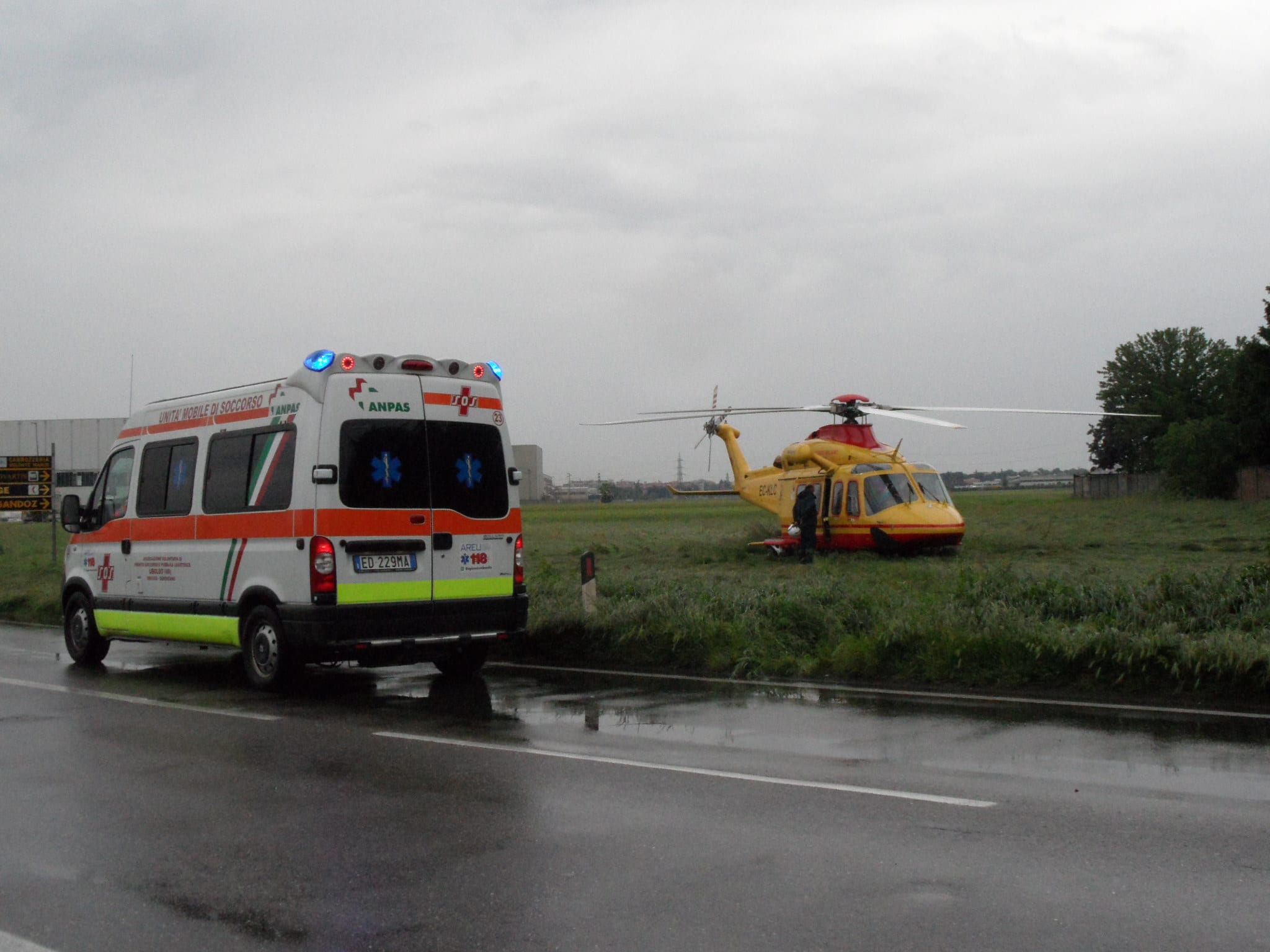 Cade dalla bicicletta: 70enne trasportata in elicottero all’ospedale