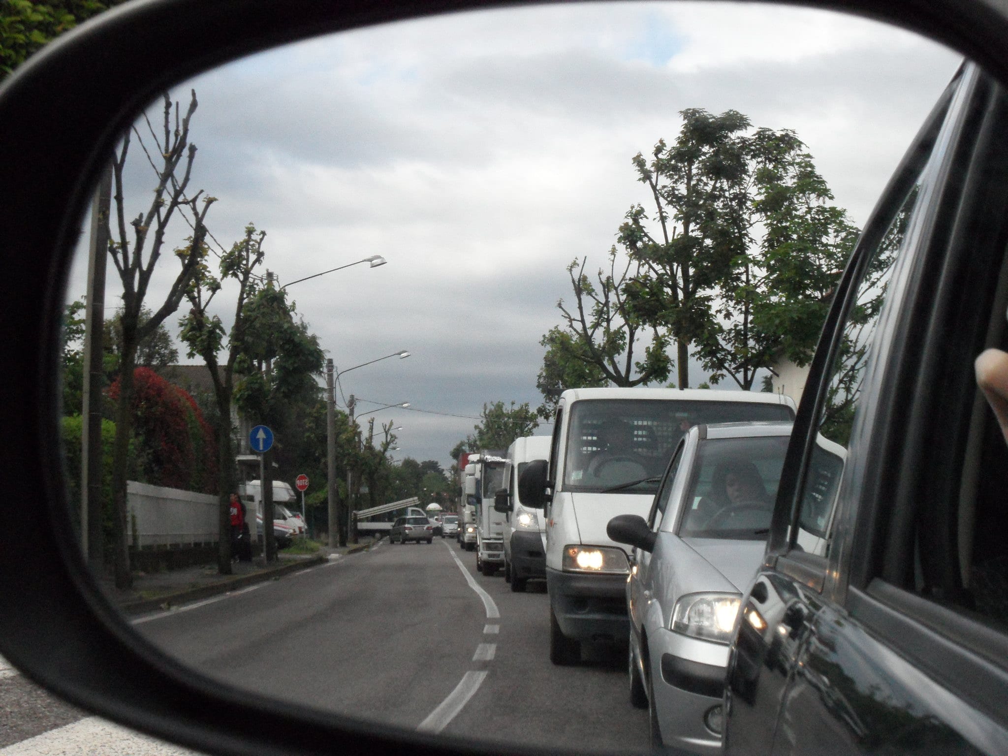 Scontro tra auto e pullman in rotonda: traffico in tilt