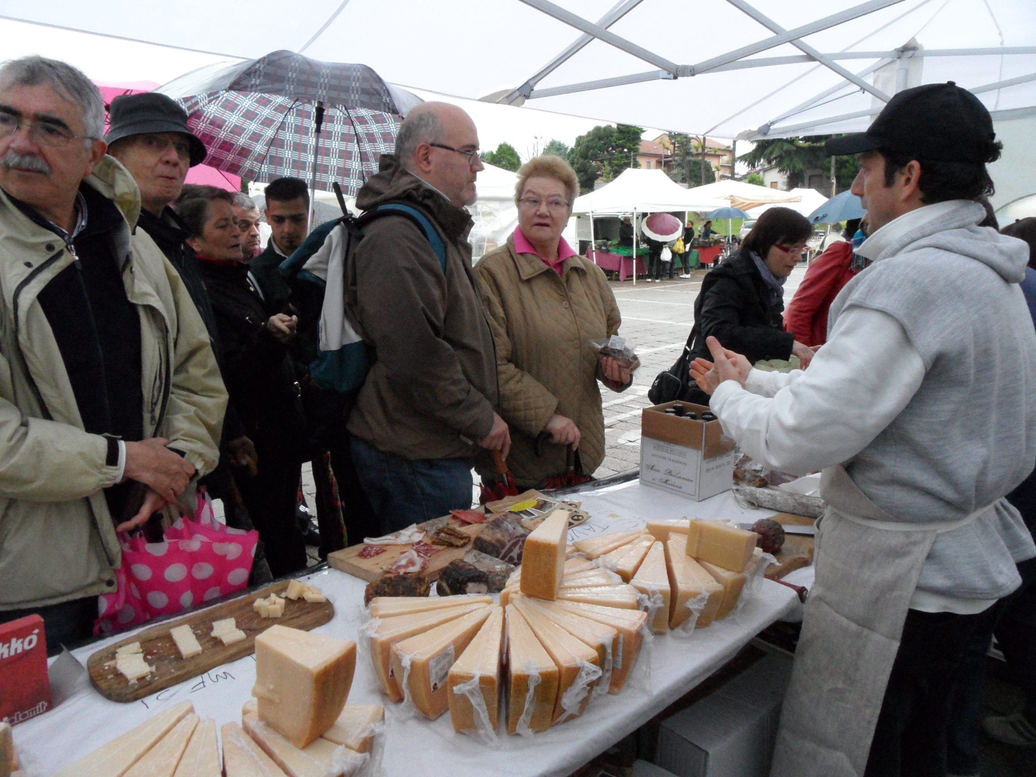 Saronnesi golosi e solidali: comprati 15 quintali di formaggio