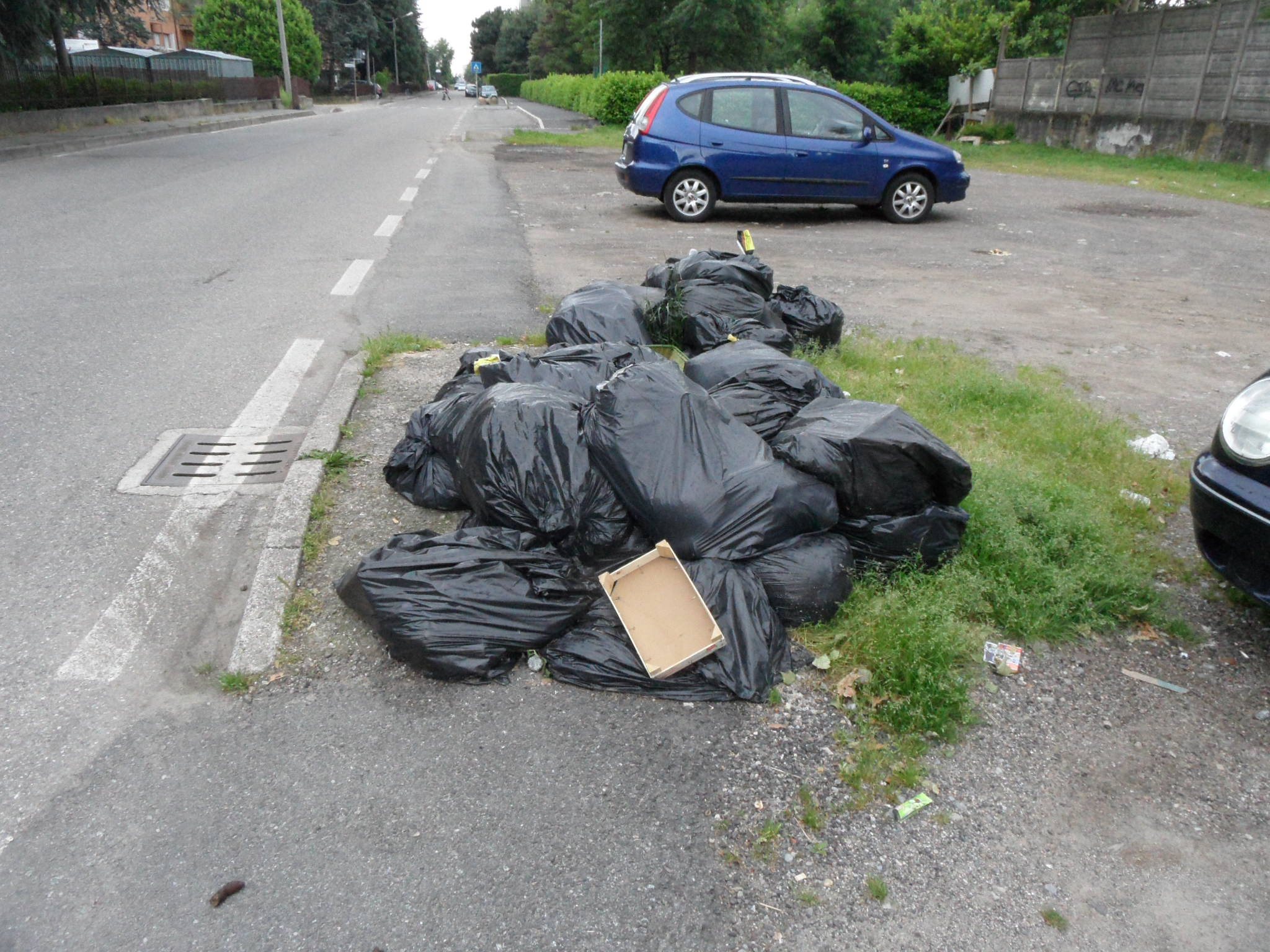 Decine di sacchi neri abbandonati per strada al rione Matteotti: le foto delle minidiscariche
