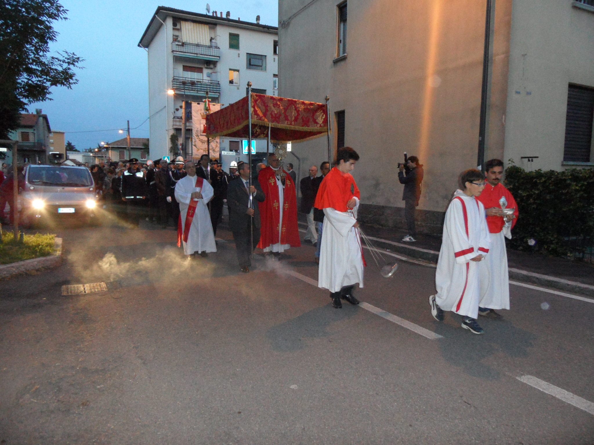 Fedeli da tutta la città per la processione del Corpus Domini al Matteotti
