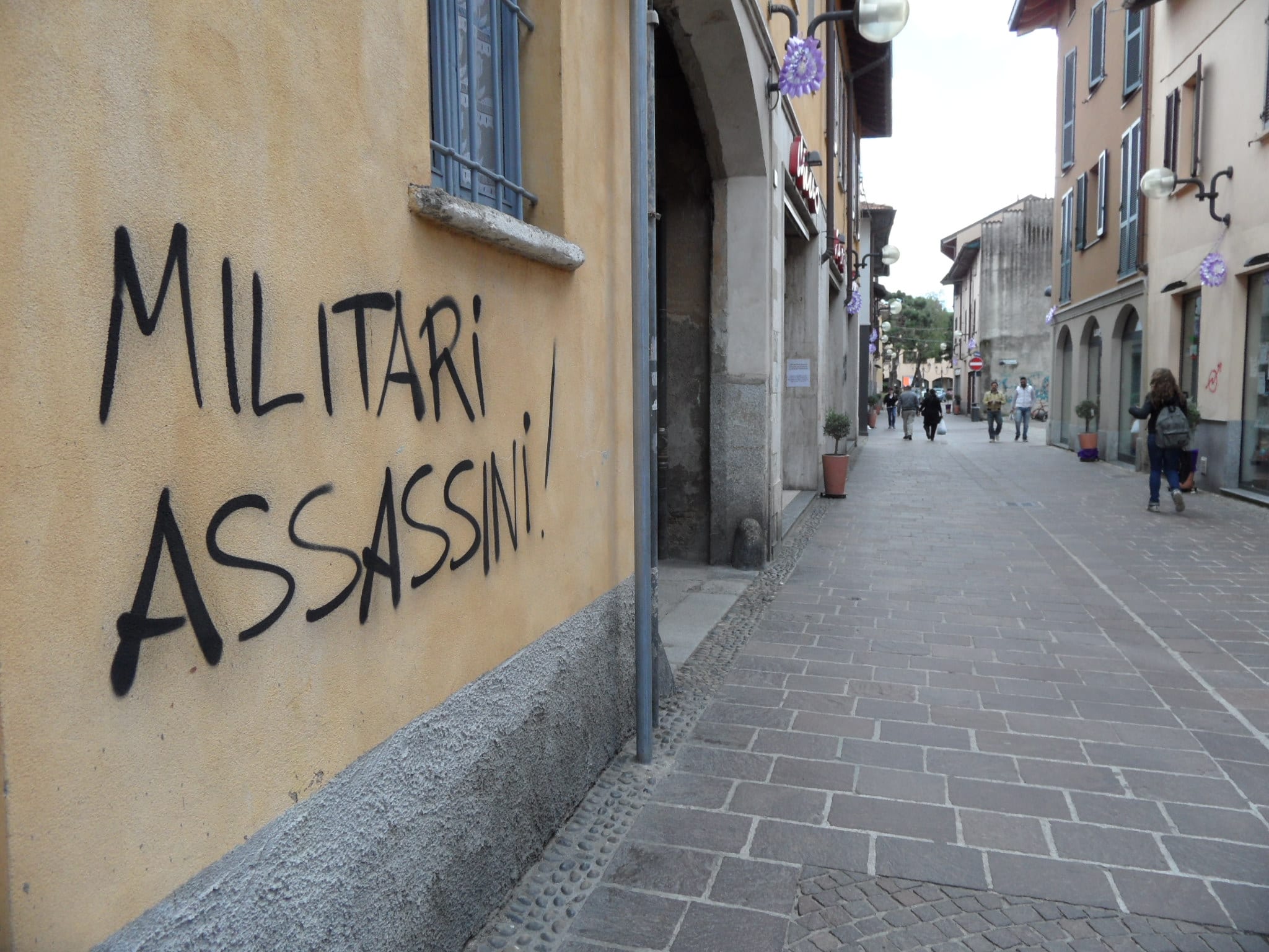 Graffiti contro la guerra e… i bersaglieri