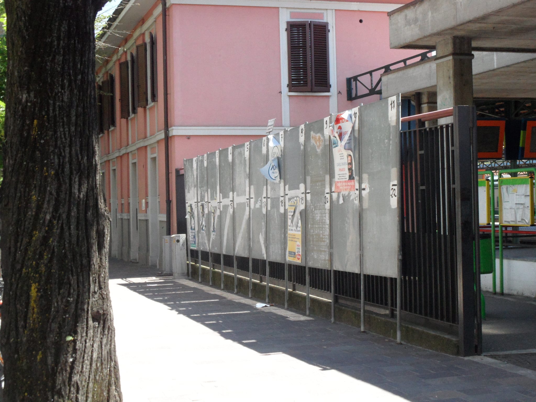 Elezioni Caronno: vandali strappano i manifesti di Seveso