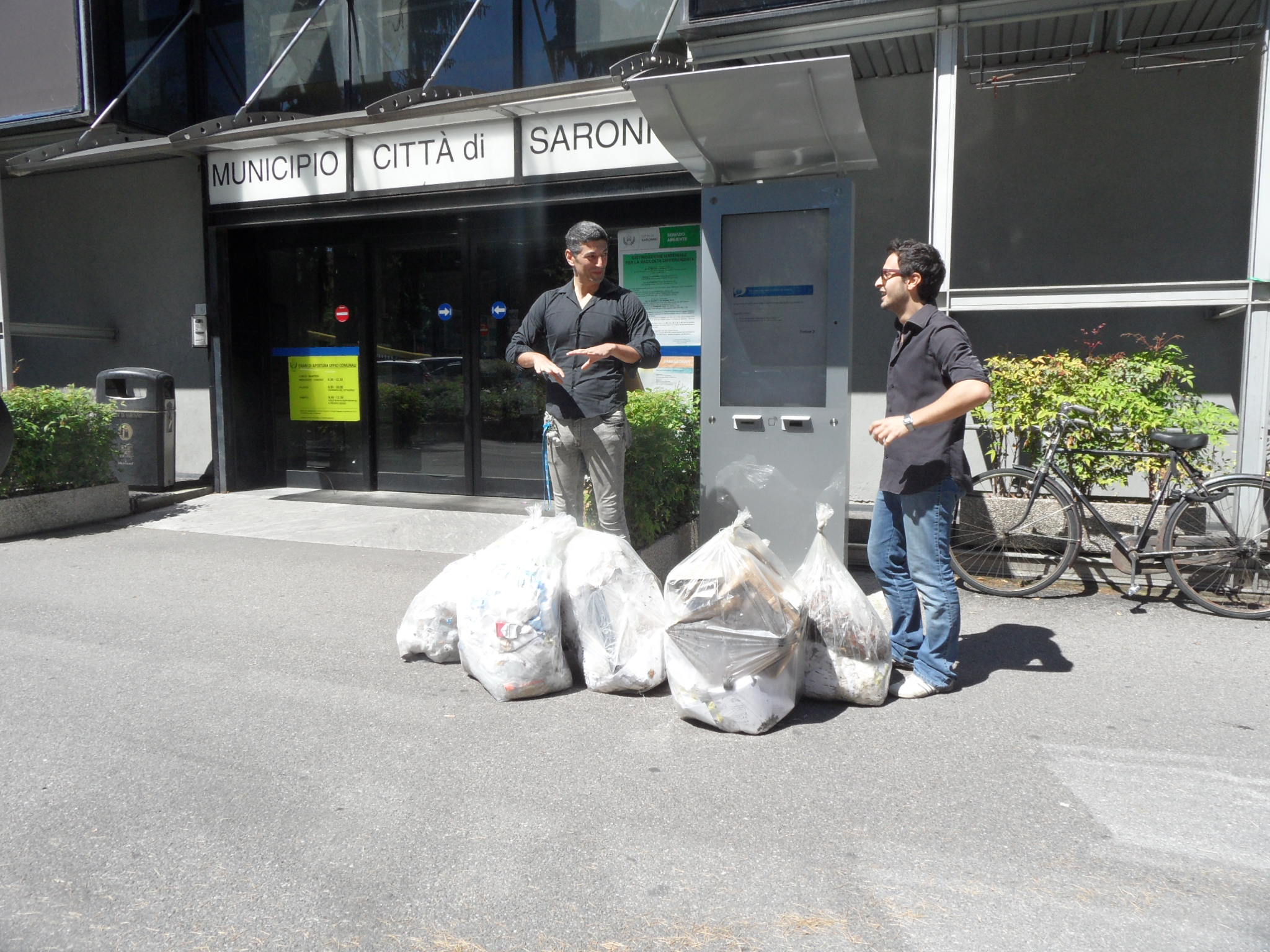 Consegna spazzatura in Municipio: la videocronaca