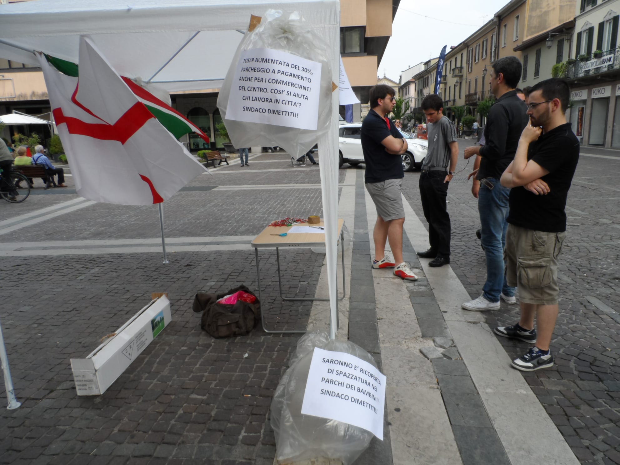 Gazebo e comizio in piazza di Saronno 2015