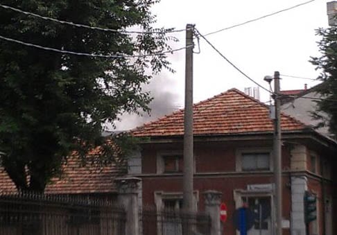 Colonna di fumo e puzza di bruciato in centro: incendio in un cantiere in via Roma