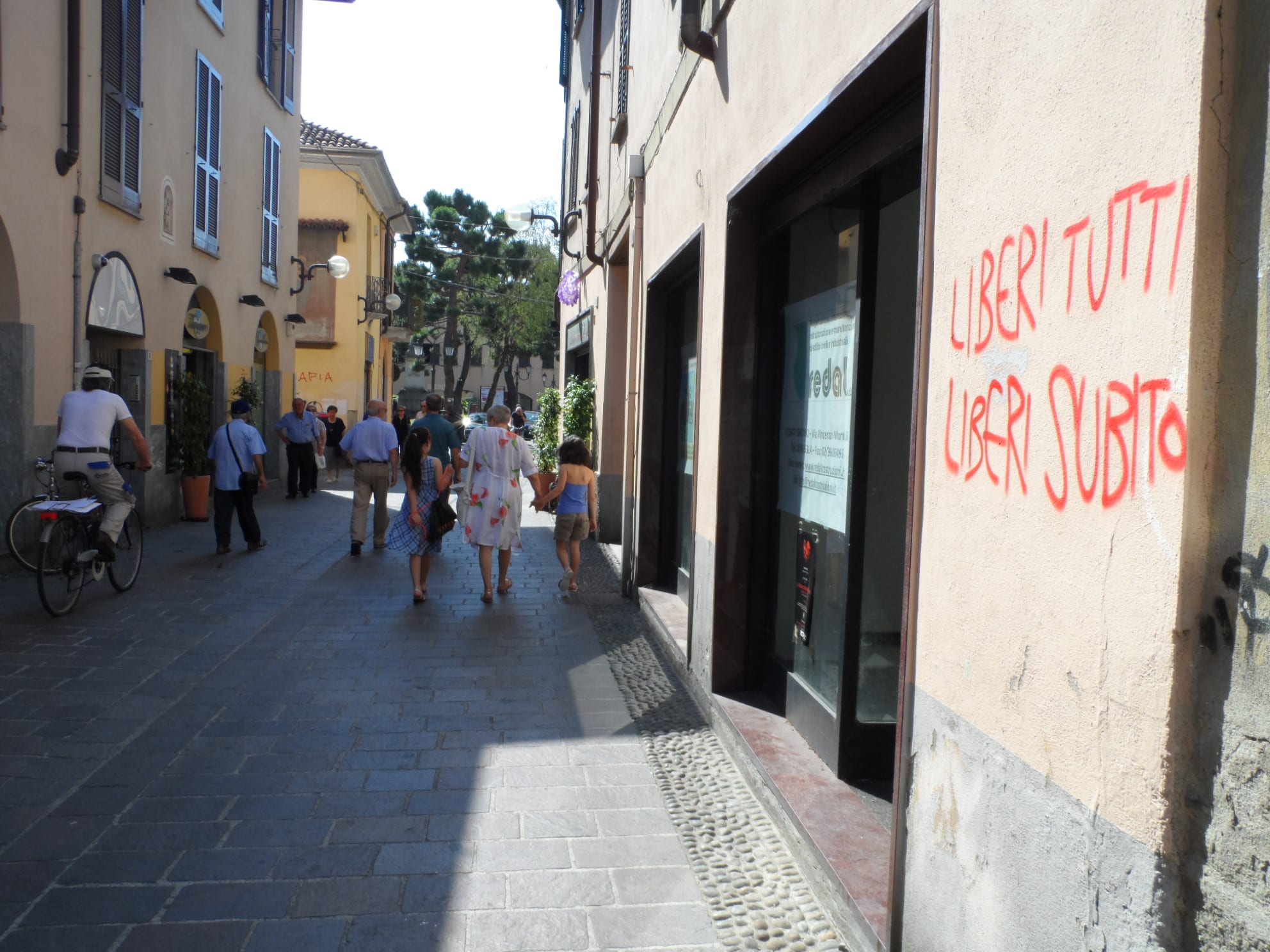 La rabbia degli anarchici sui muri del centro storico: “Liberi tutti, liberi ora”