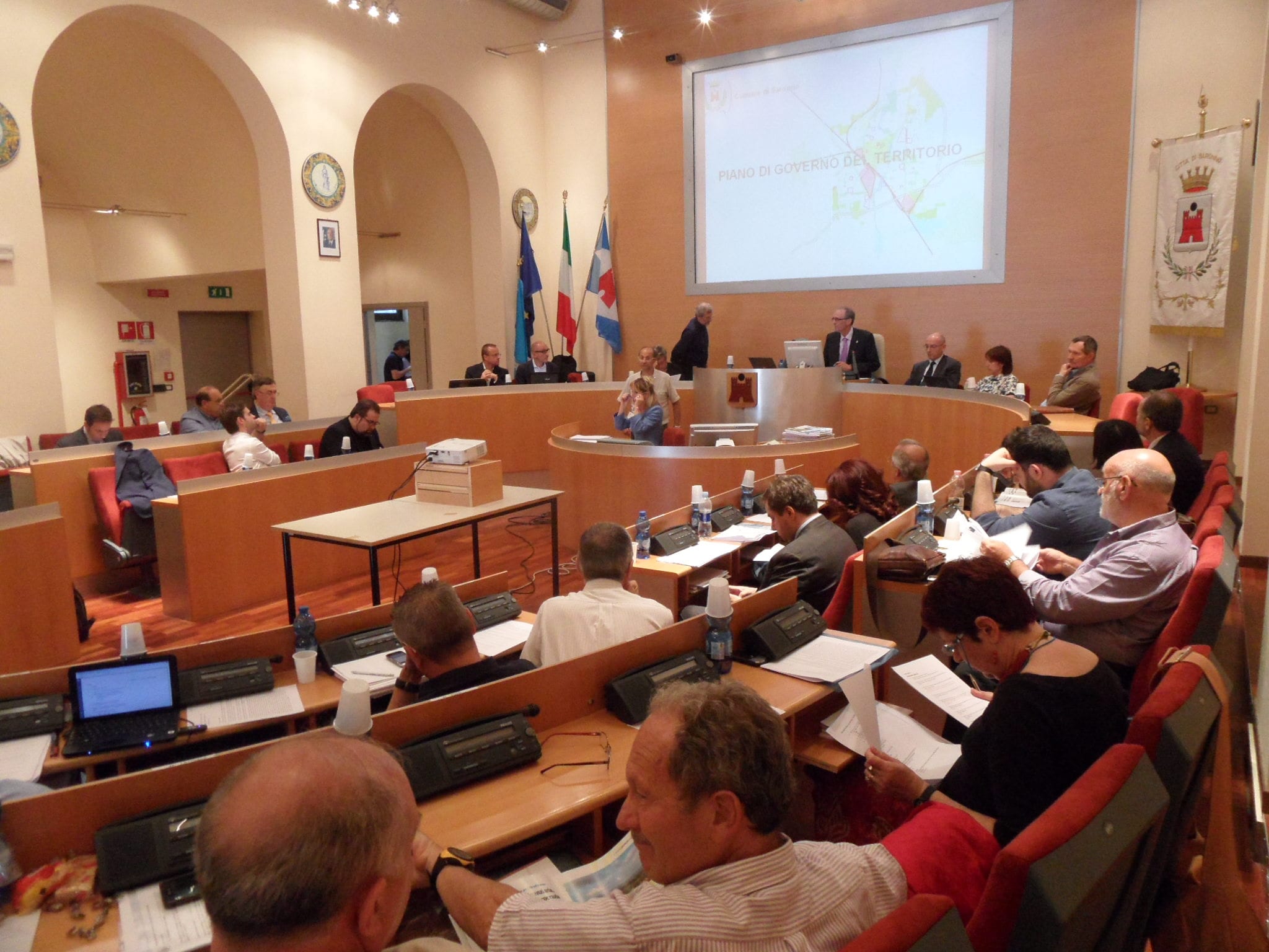 Doppia seduta di consiglio comunale: dai regolamenti Imu e Tasi alla Saronno Servizi