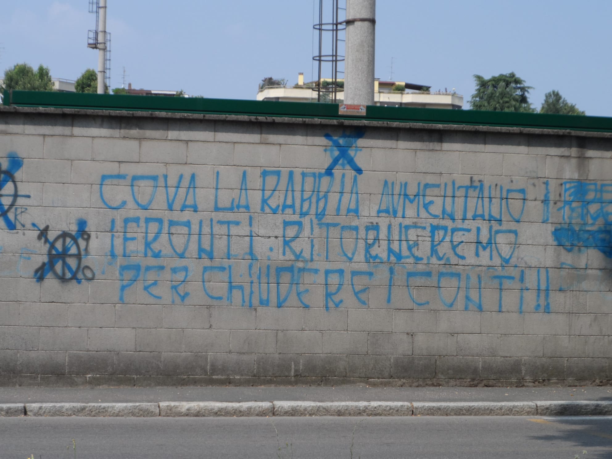 Fbc: “Cova la rabbia…” sui muri dello stadio