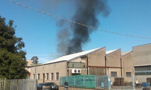 Incendio in un’azienda in via Buonarroti