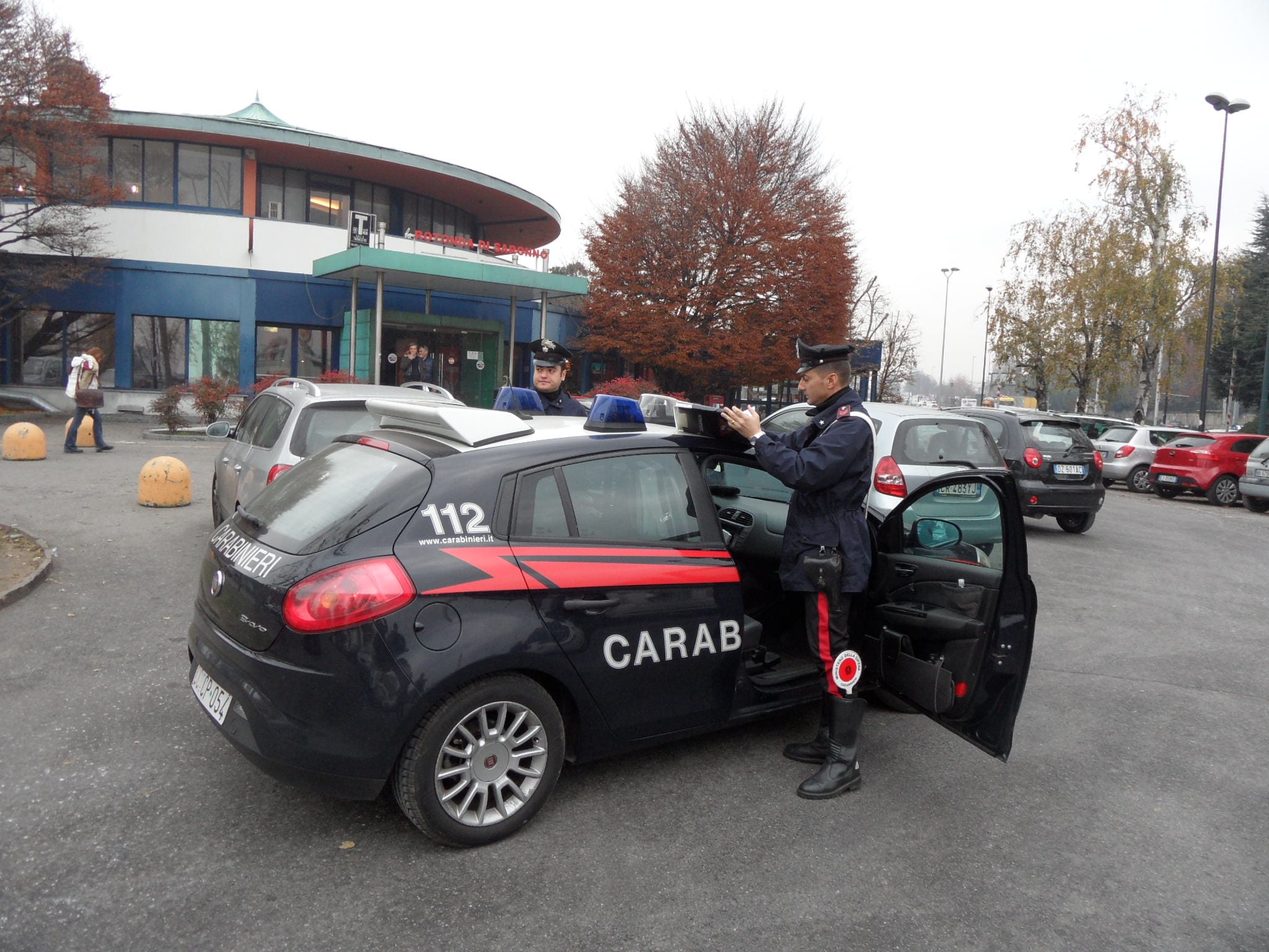 Ladri in azione nel posteggio della Rotonda di Saronno: auto nel mirino