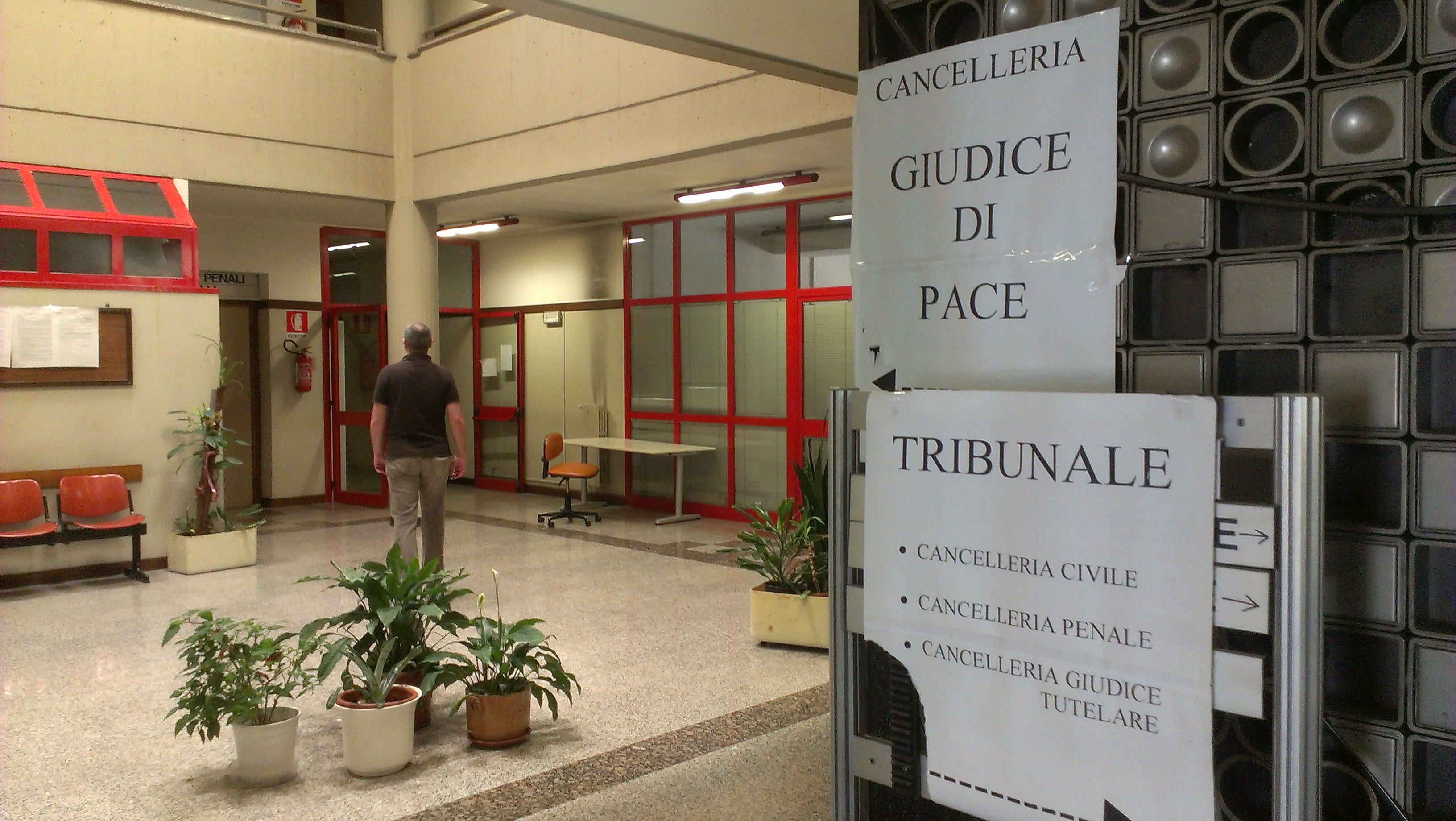 Palazzo insicuro: cancelleria giudice di pace trasferita a Legnano