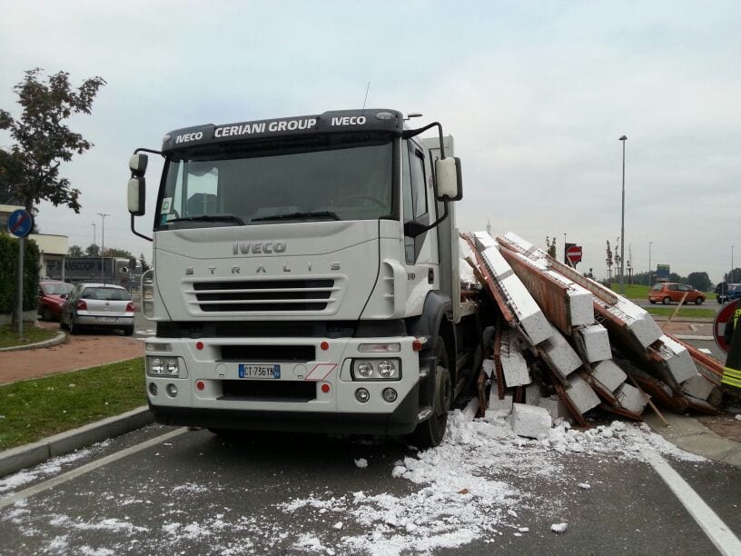Via Piave, camion perde carico: traffico in tilt