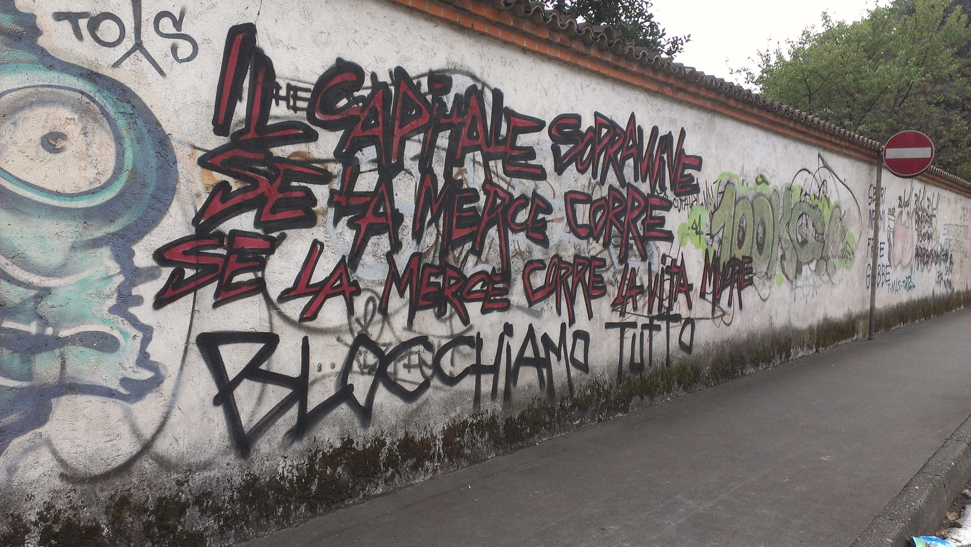 Graffiti e manifesti, day after del corteo sui muri di Saronno