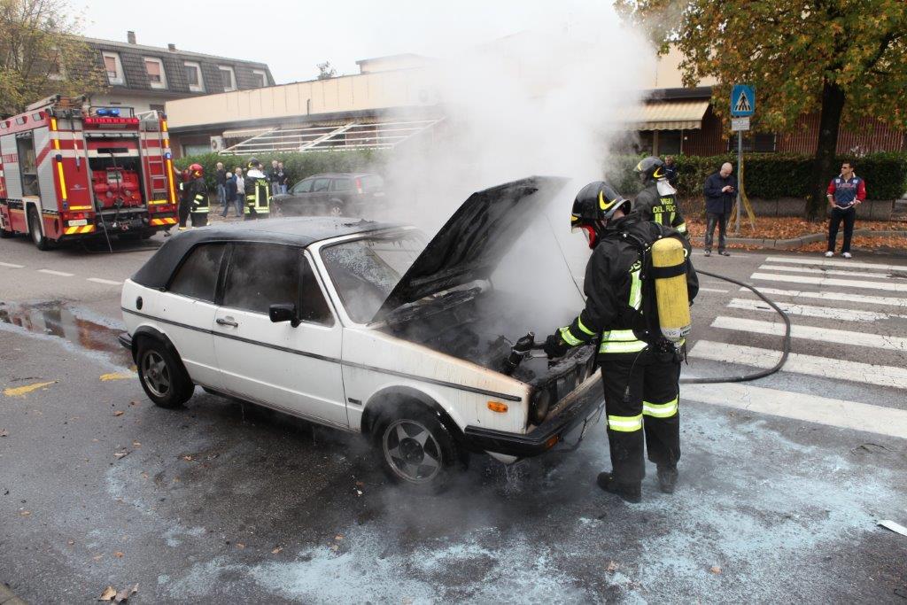 Auto in fiamme: intervengono i pompieri