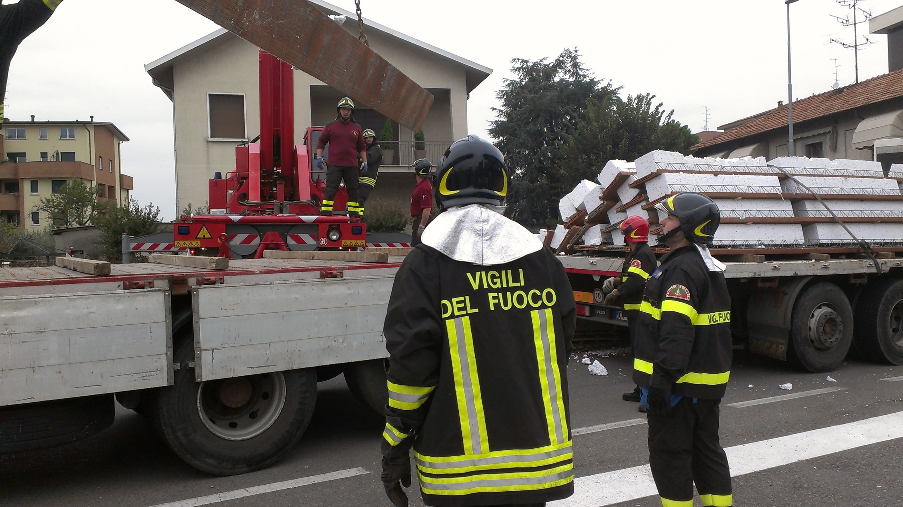 I pompieri recuperano il carico perso in via Piave
