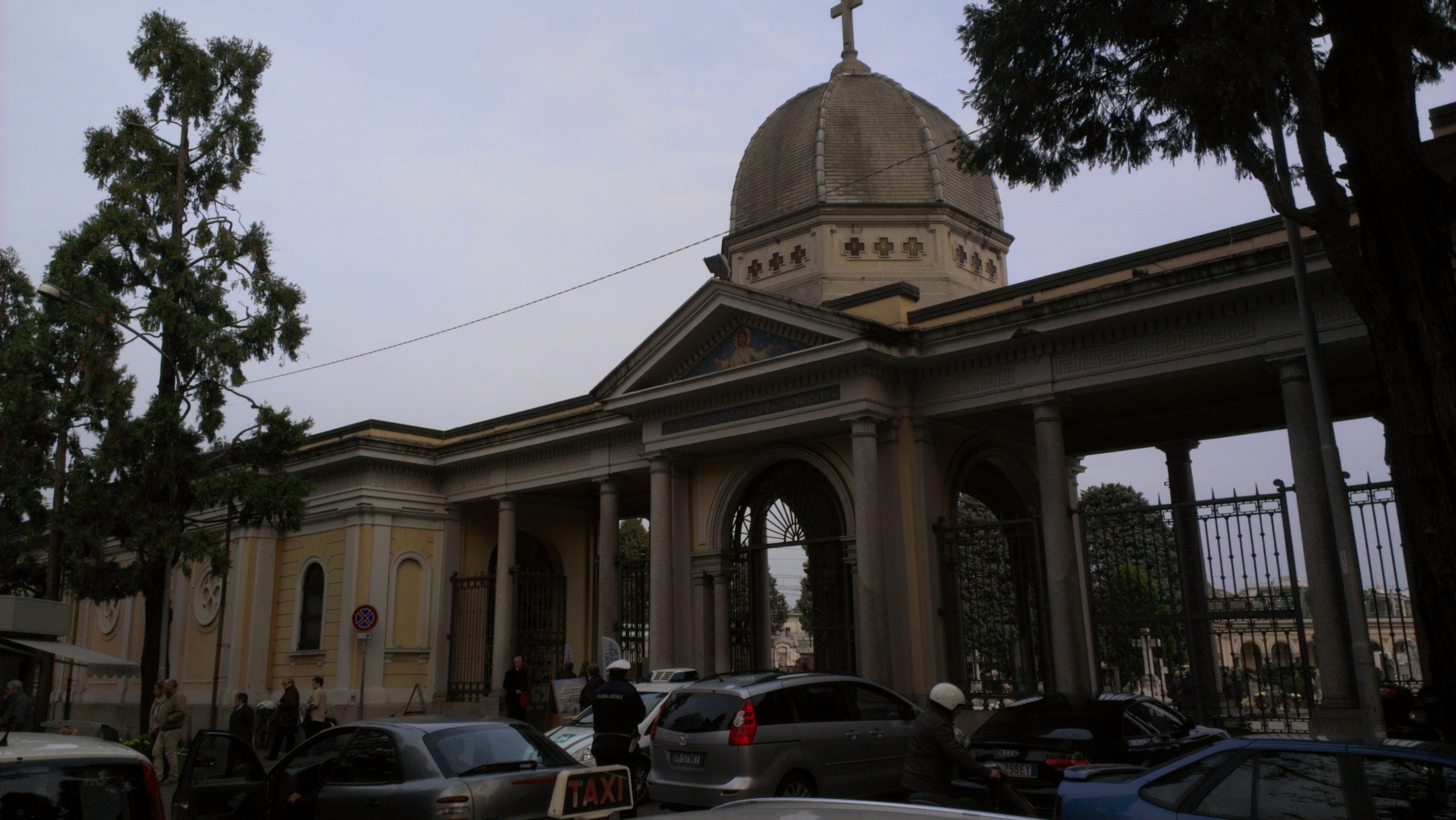 Via Milano paralizzata: tutti a caccia del posto auto gratis davanti al cimitero