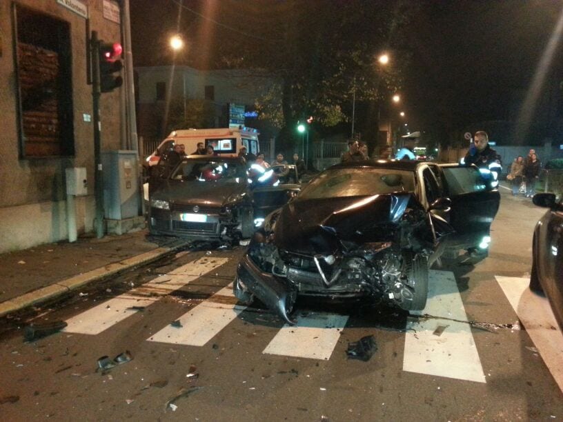 Pauroso incidente in via San Giuseppe: auto distrutte, tre feriti