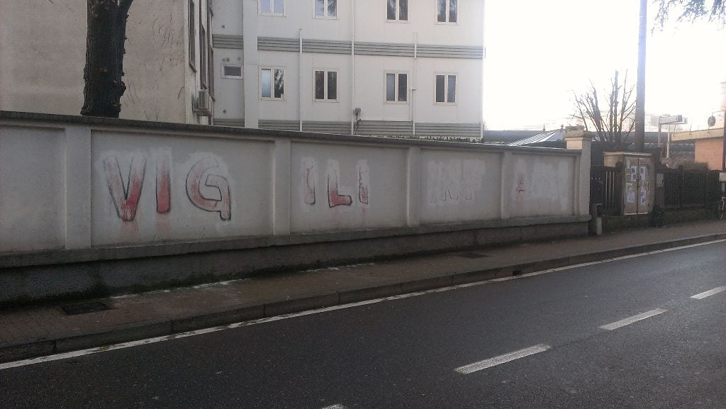Il maltempo “riscopre” il graffito contro i vigili