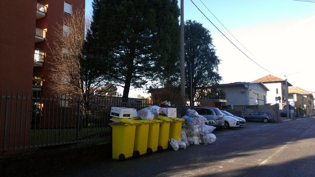Troppi sacchi: città piena di rifiuti per l’intera giornata