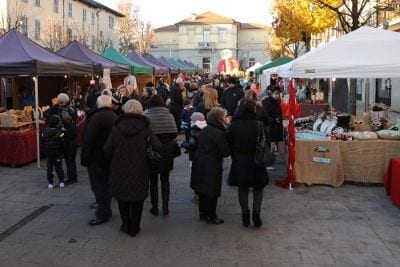 Saronno, tornano i mercatini di Natale della cooperativa Il Granello: manufatti, panettone e vin brulè