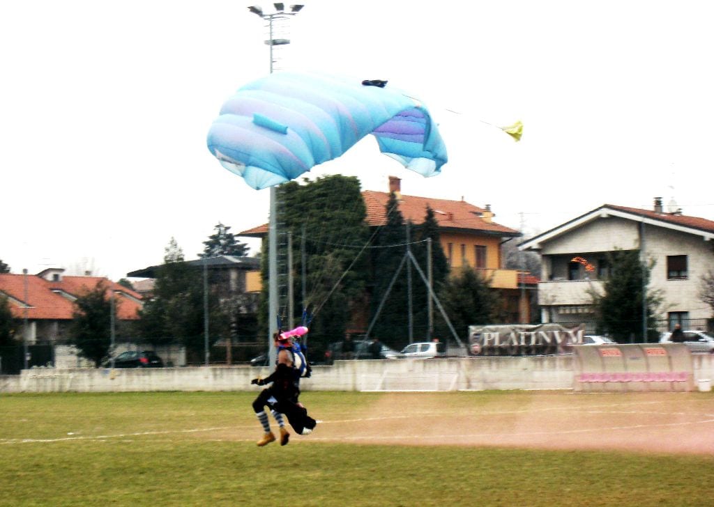 A Saronno la Befana arriva col paracadute