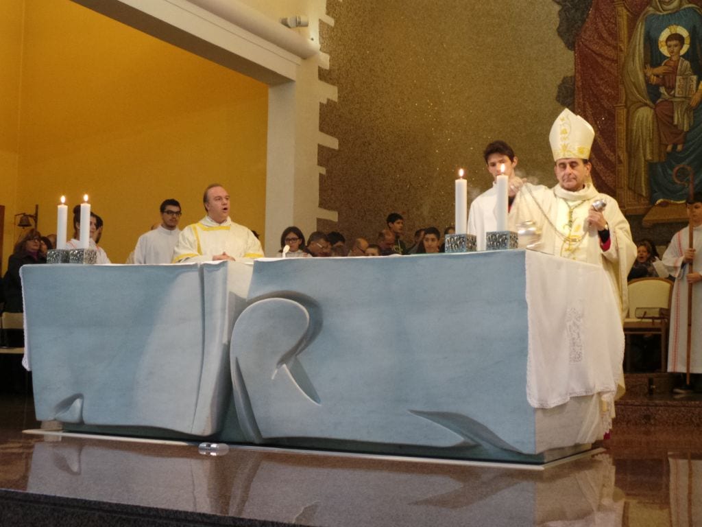 Monsignor Delpini “battezza” Luca alla Regina Pacis