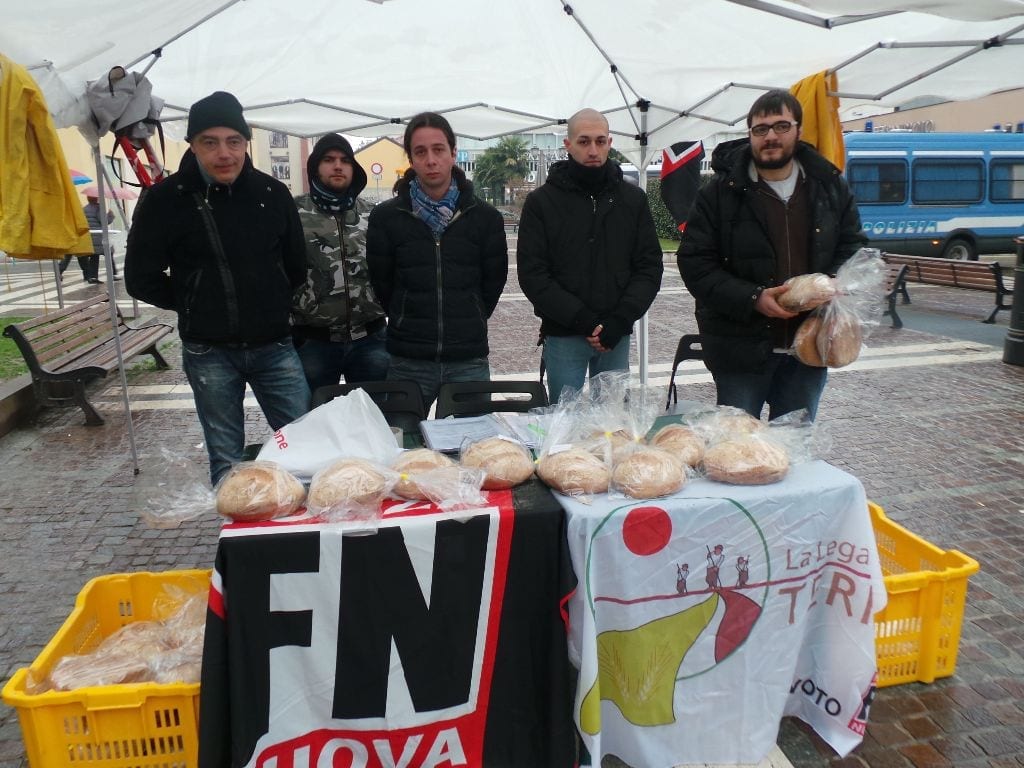 Forza Nuova distribuisce pane gratuito a Gerenzano