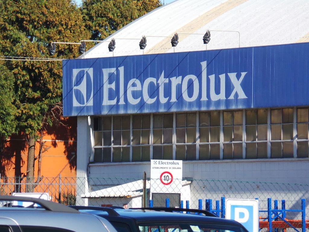 Electrolux vuole investire 100 milioni a Solaro. Ma a dicembre in fabbrica si lavora solo 5 giorni