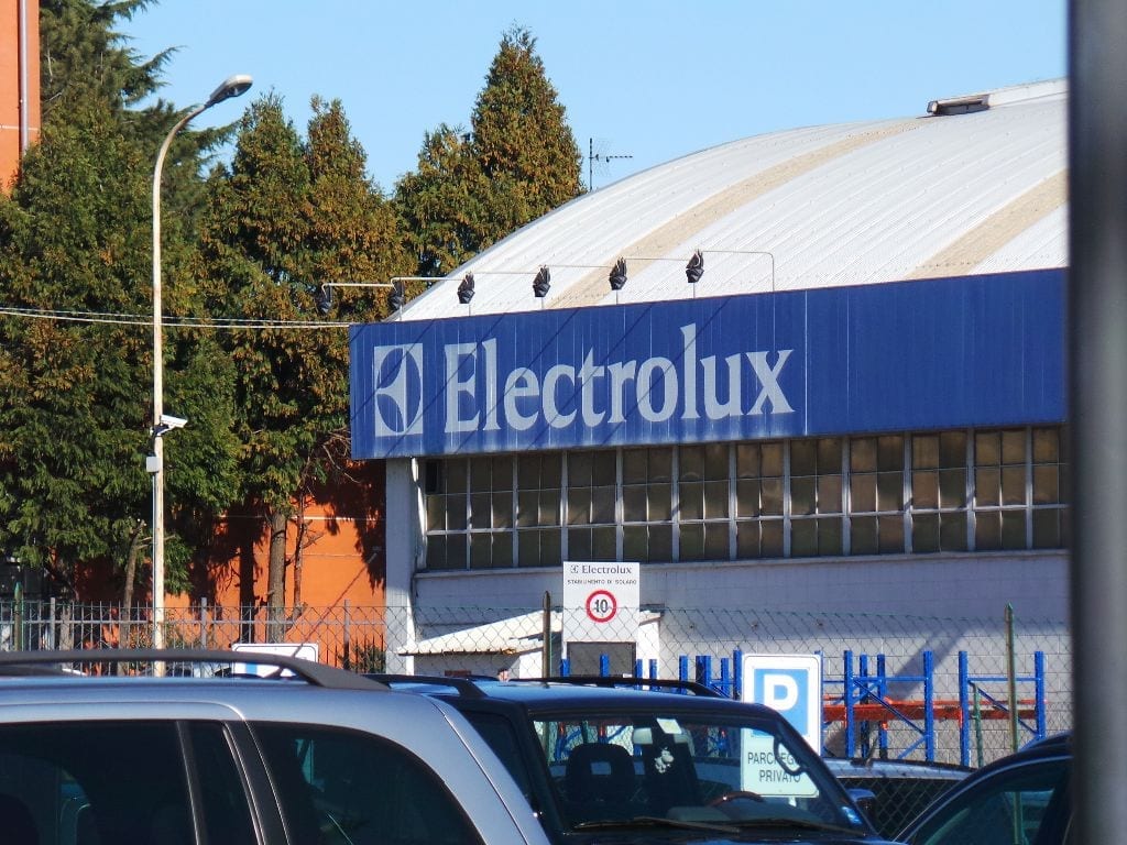 Incidente davanti alla Electrolux, due operai investiti