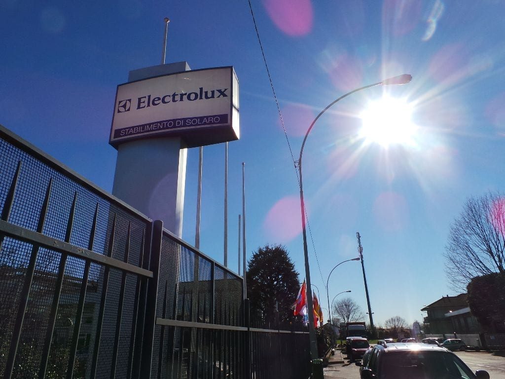 Electrolux, 373 esuberi in Italia: eccedenze tra operai e impiegati anche a Solaro