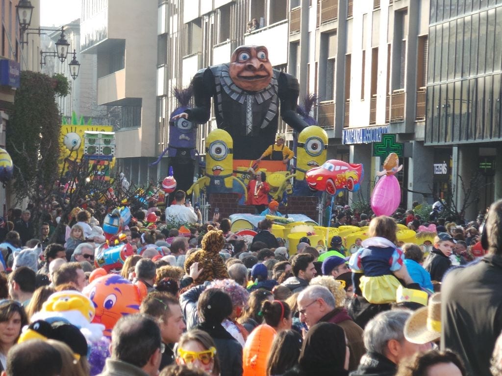 Il Carnevale scappa dalla pioggia: sfilata rinviata a domenica
