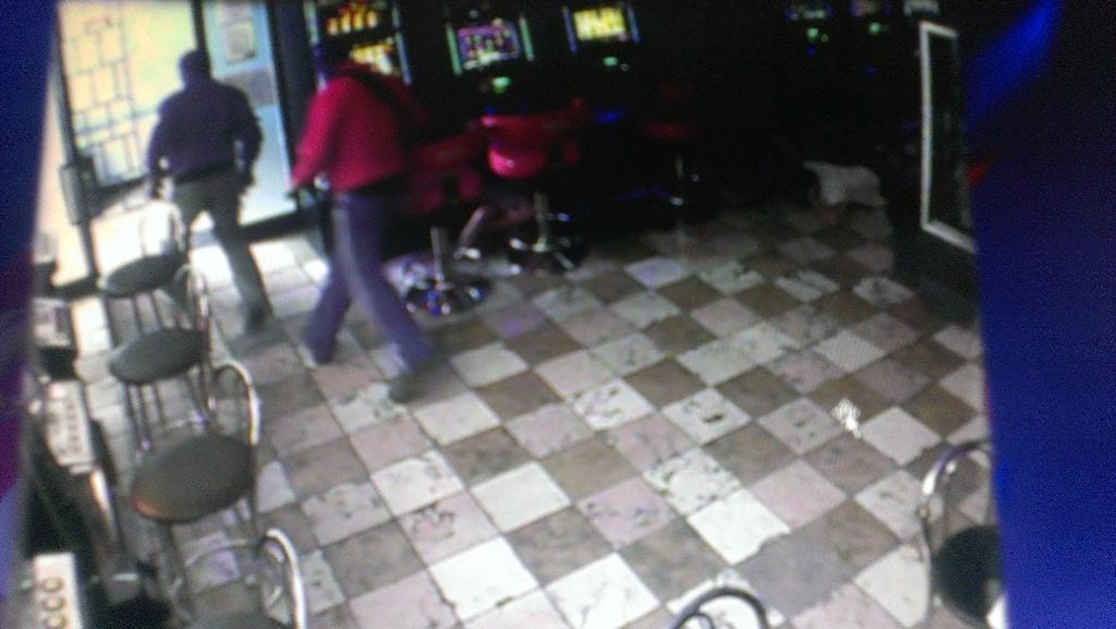 Video e immagini della rapina alla sala giochi