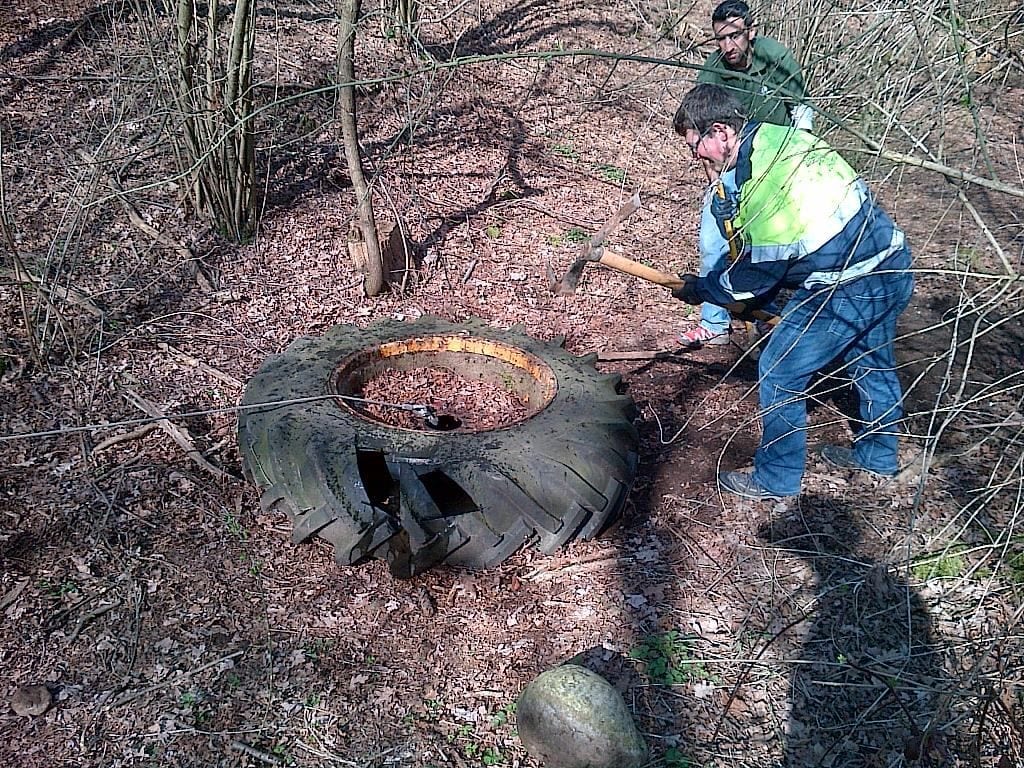 Gerenzano: dai boschi spunta una discarica di pneumatici